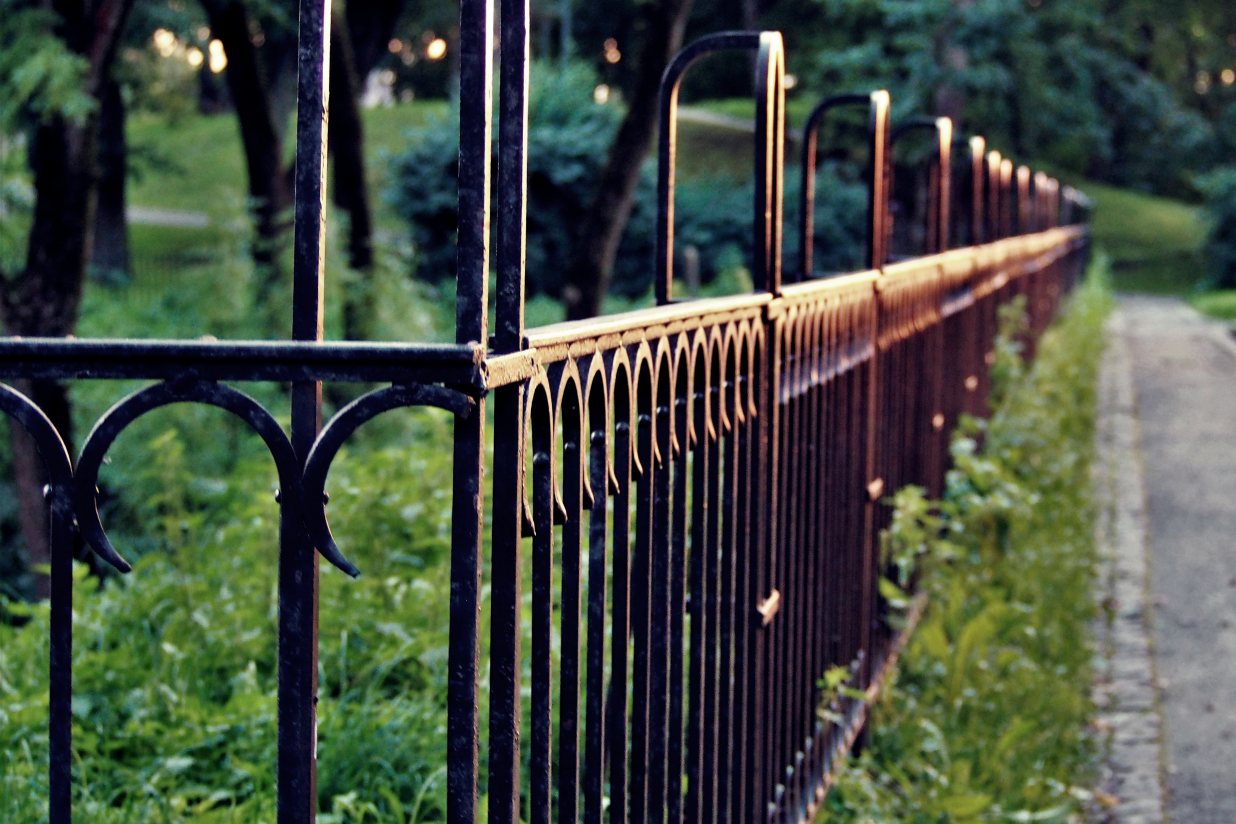 Jak osadzić słupki pod ogrodzenie