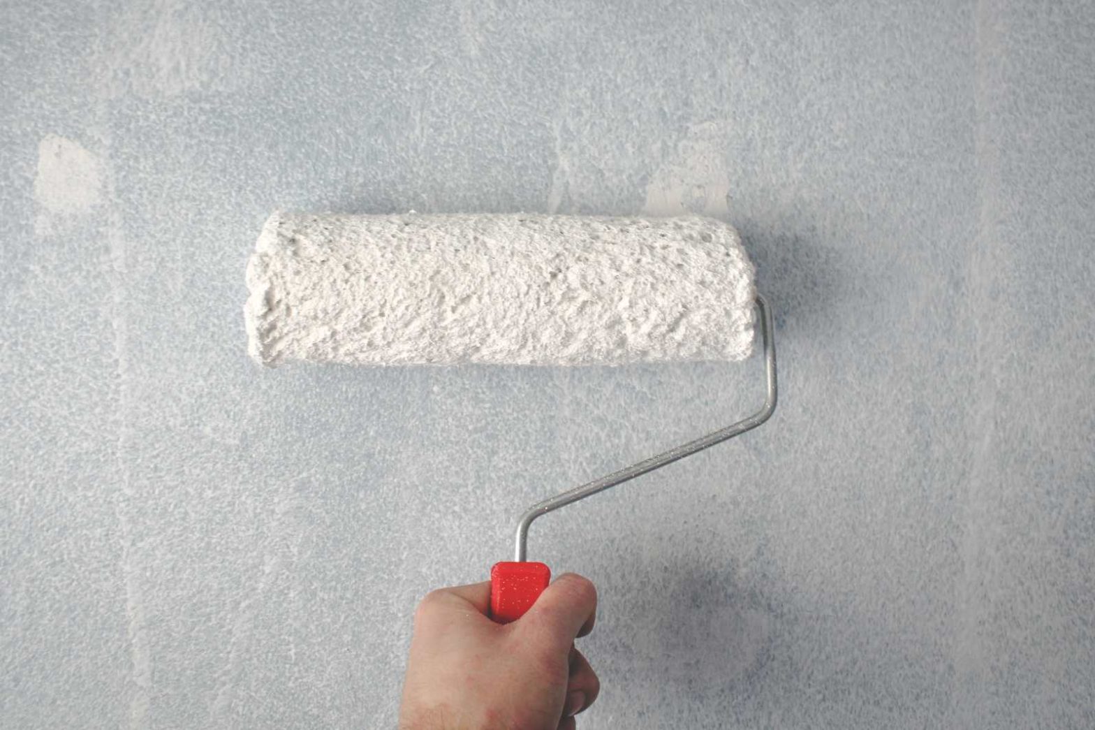 Odcięcie ścian od sufitu wałkiem