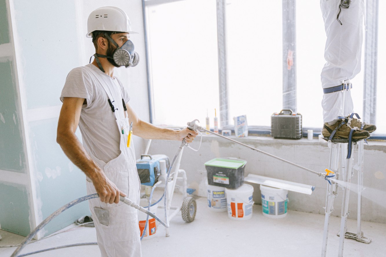 Jaka dysza do malowania. Człowiek malujący pokój